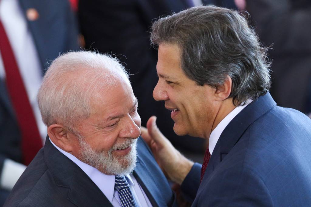 Lula muda a comunicação para deixar o resto como está