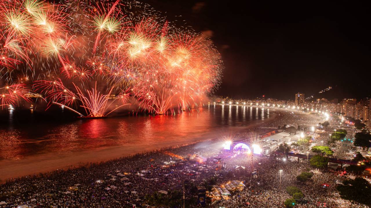 Queima de fogos na praia de Copacabana, no Réveillon do Rio de Janeiro (01/01/2024)