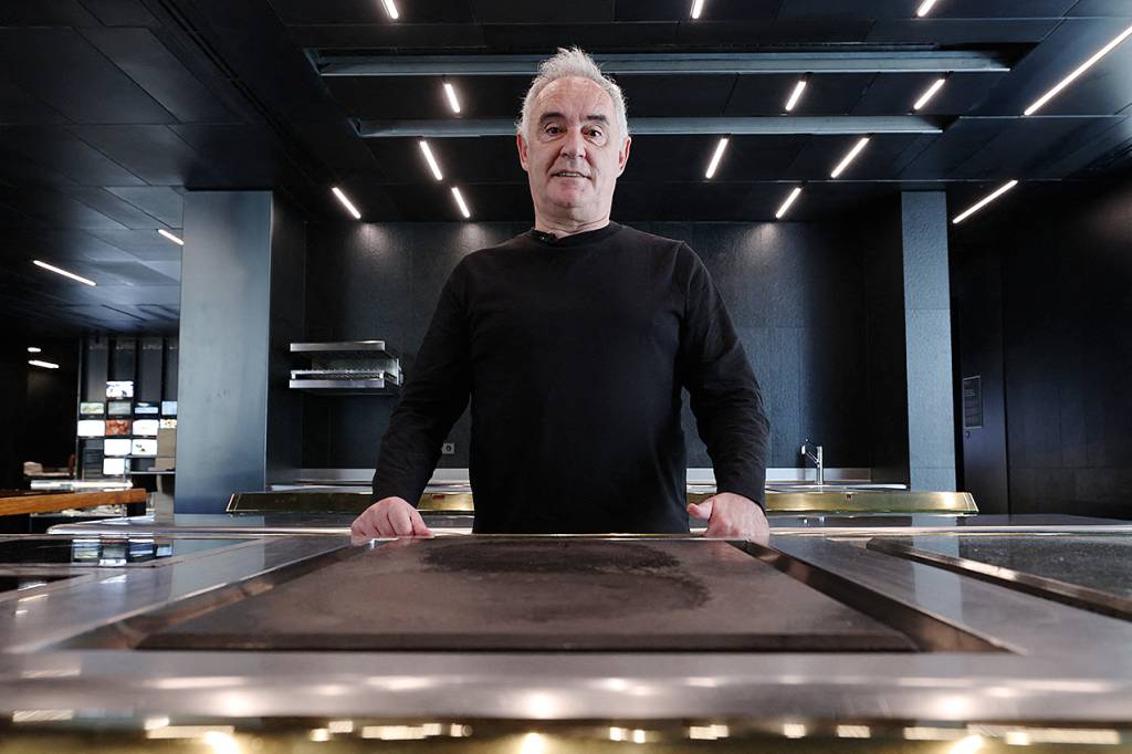 SPAIN-GASTRONOMY-RESTAURANT-MUSEUM O MAIOR INOVADOR.. - Quando Ferran Adrià chegou ao El Bulli, em 1983, o restaurante já tinha duas estrelas Michelin. Mas suas técnicas de vanguarda alçaram a casa ao topo do Olimpo — feito nunca replicado por outro chef