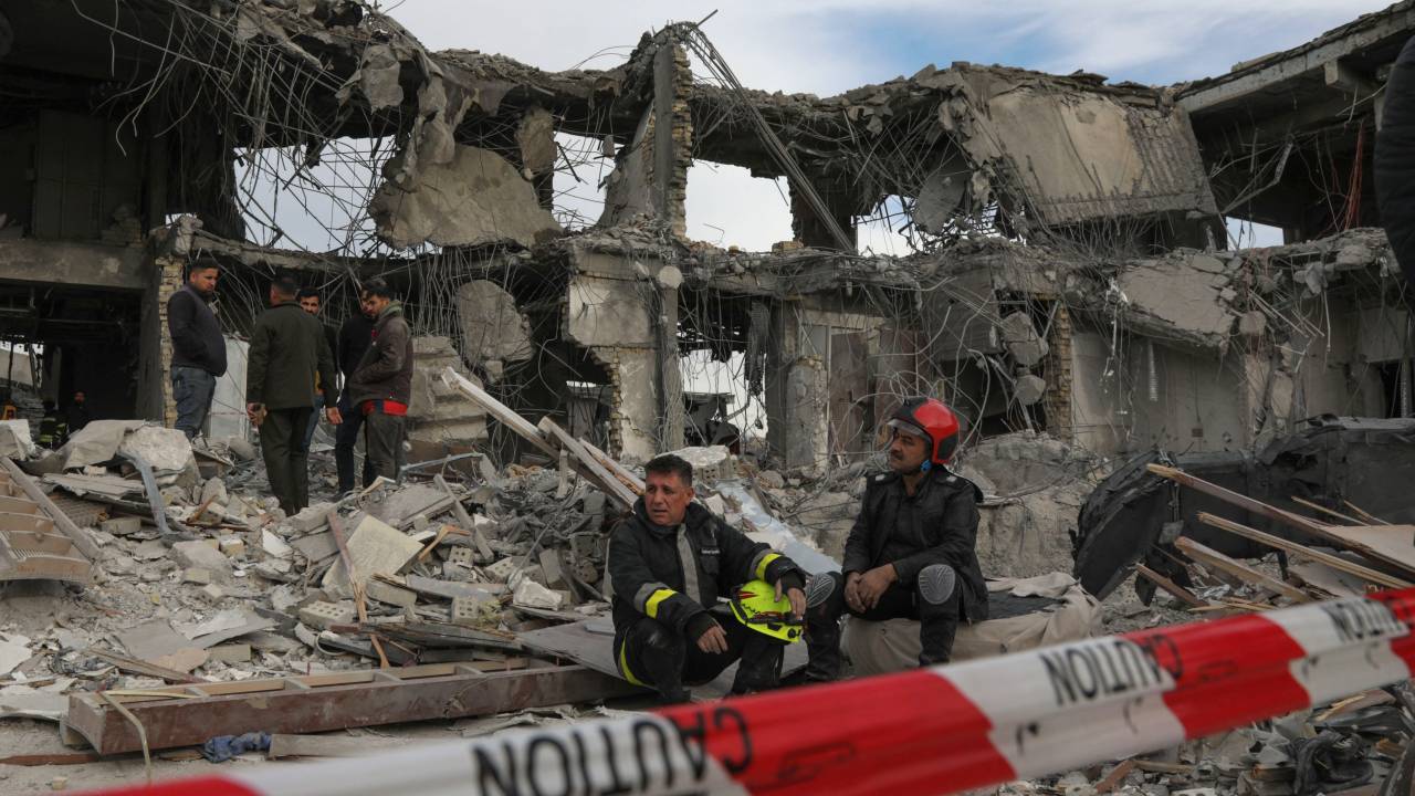 A civil defence team carries out search and rescue operations in a damaged building following a missile strike launched by Iran's Revolutionary Guard Corps (IRGC) on the Kurdistan regions capital of Arbil, on January 17, 2024. The IRGC have launched missile attacks on multiple "terrorist" targets in Syria and in Iraq's autonomous Kurdistan region, Iranian state media reported on January 16. (Photo by Safin HAMID / AFP)