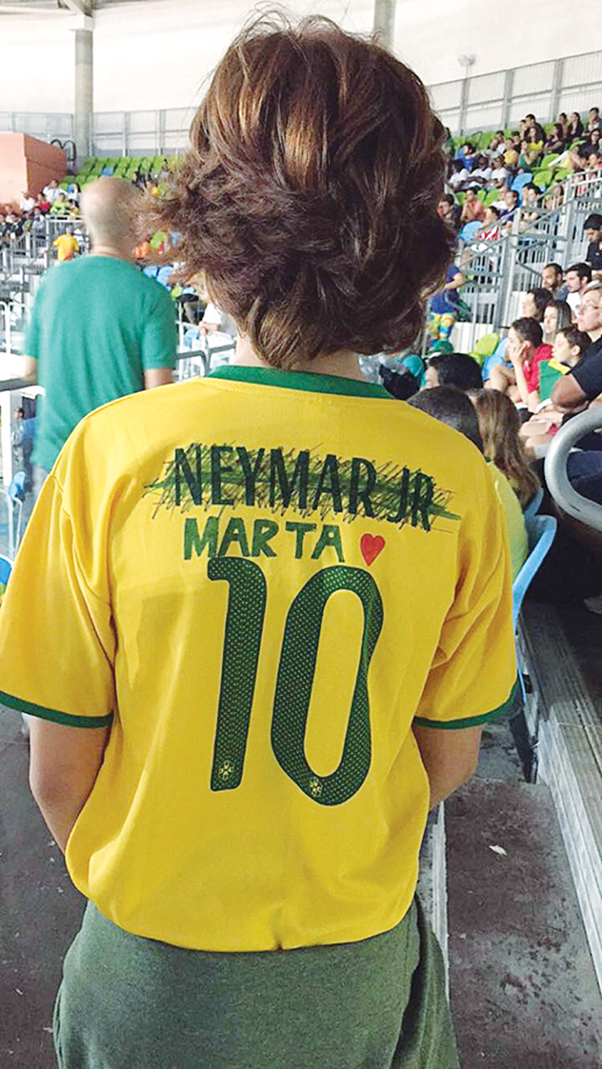 2–Menino-Troca-Neymar-Por-Marta.jpeg DESGOSTO - O menino em 2016: o nome de Neymar riscado da camisa