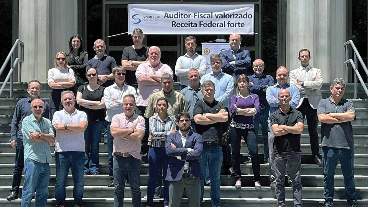 BRAÇOS CRUZADOS - Auditores fiscais: em greve por melhores salários e condições de trabalho