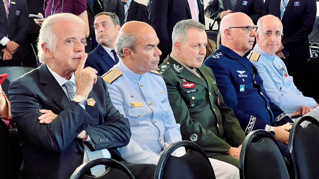 25551611-high.jpeg CRÍTICAS - Militares: isolados, os comandantes chegaram a cogitar a hipótese de não participar da cerimônia