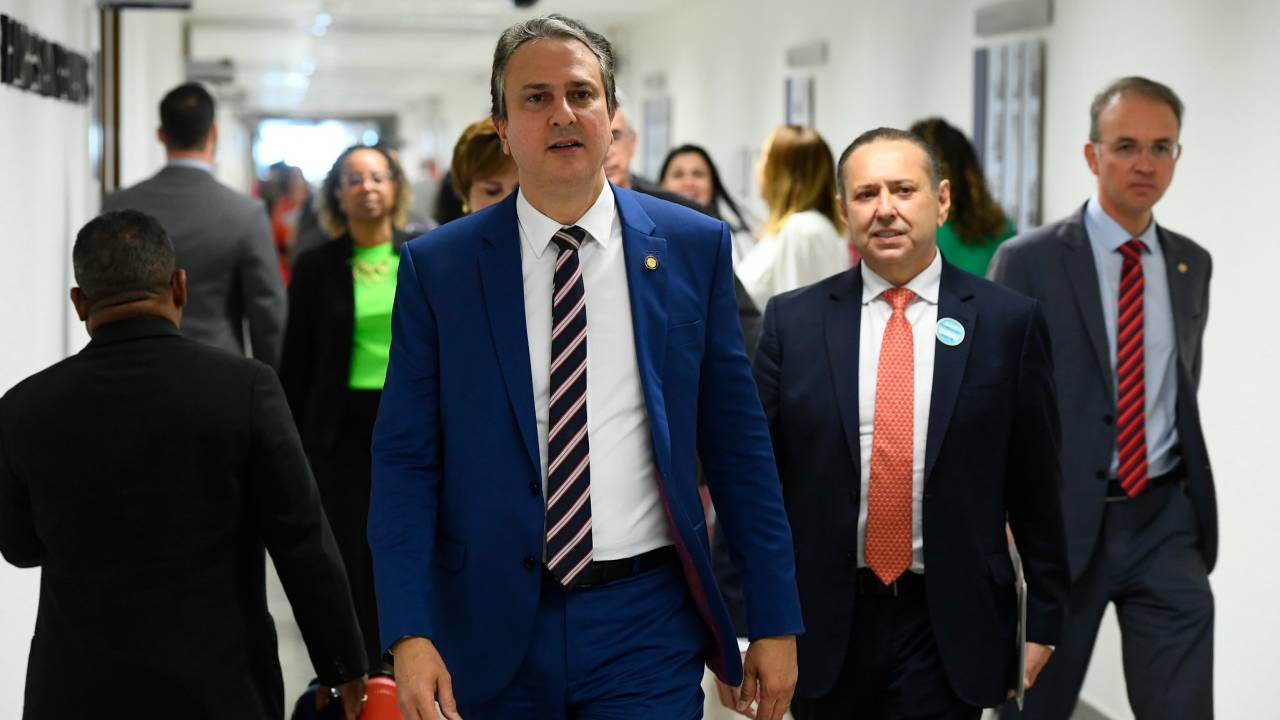 O ministro da Educação, Camilo Santana, caminha no Senado: oposição de 13 frentes parlamentares a diretrizes para conferência do MEC