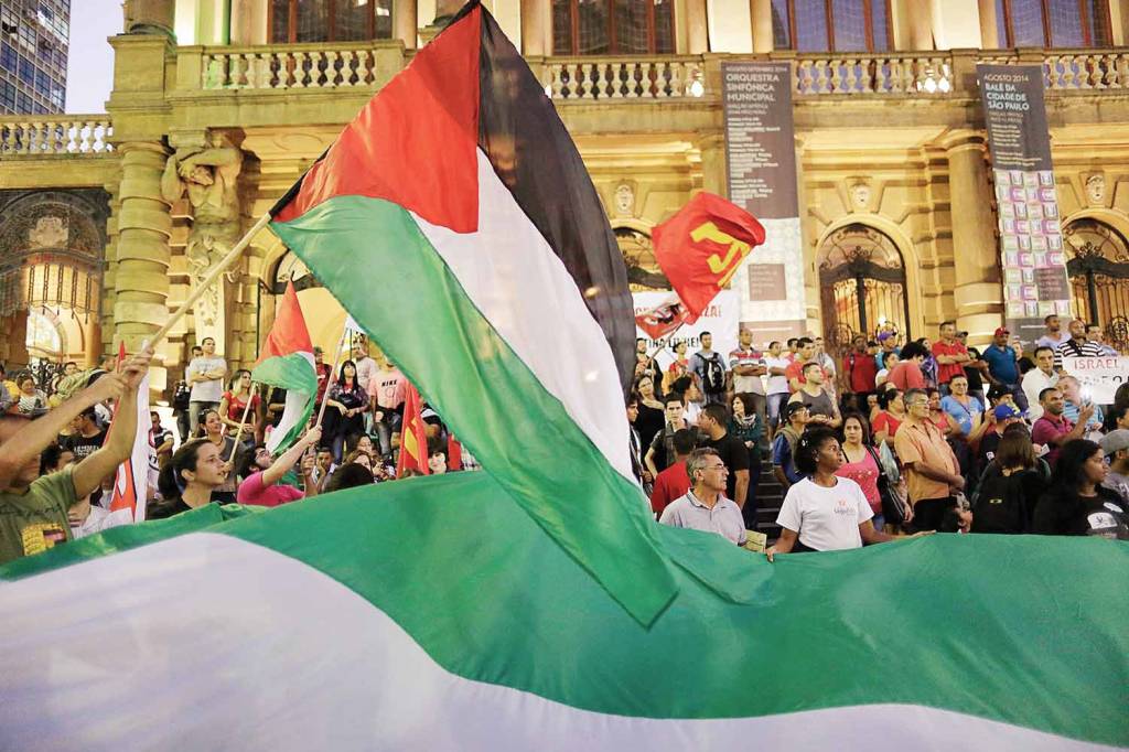 788172_fotoarena.jpg BANDEIRA DA DISCÓRDIA - Manifestação de partidos de esquerda pró-Palestina: os evangélicos apoiam Israel