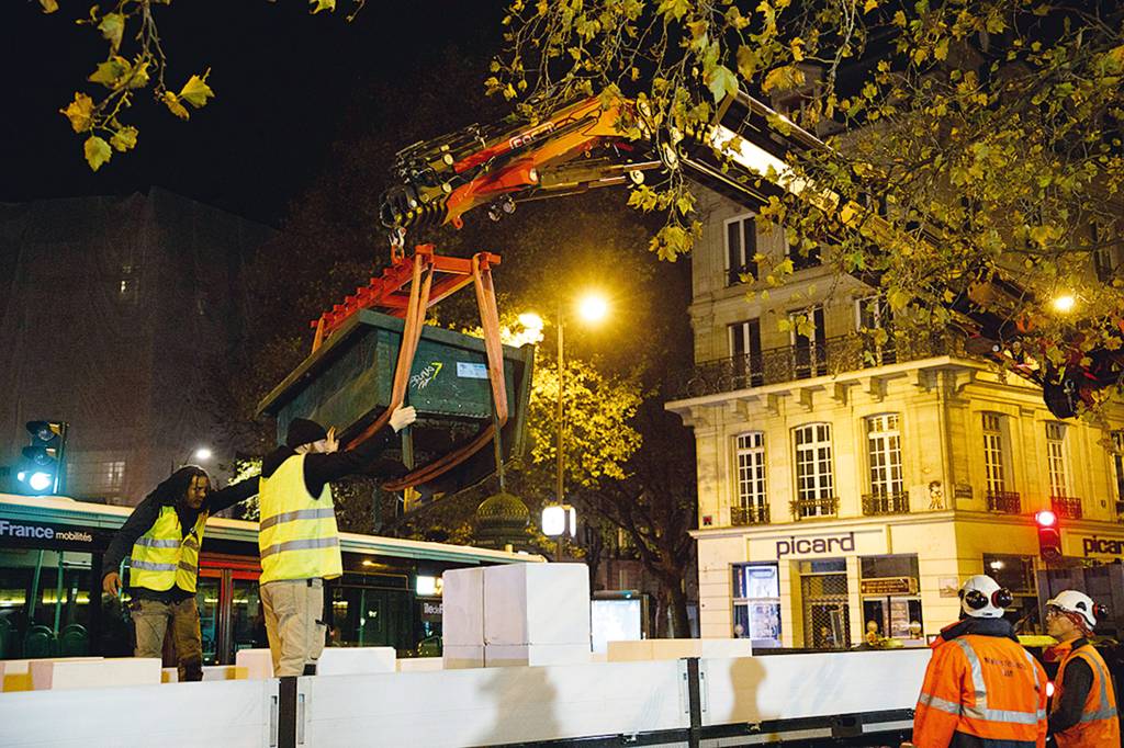 Paris : Enlevement test des bacs des bouquinistes Paris : Enlevement test des bacs des bouquinistes