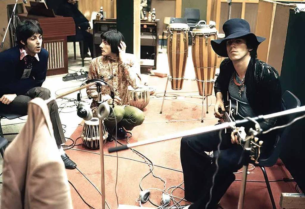 APOIO-aul-mccartney-and-keith-richards-during-the-making-of-v0-oi0mvumstrca1.jpg HISTÓRIA - No estúdio (ao centro) com McCartney e Richards: testemunha do pop