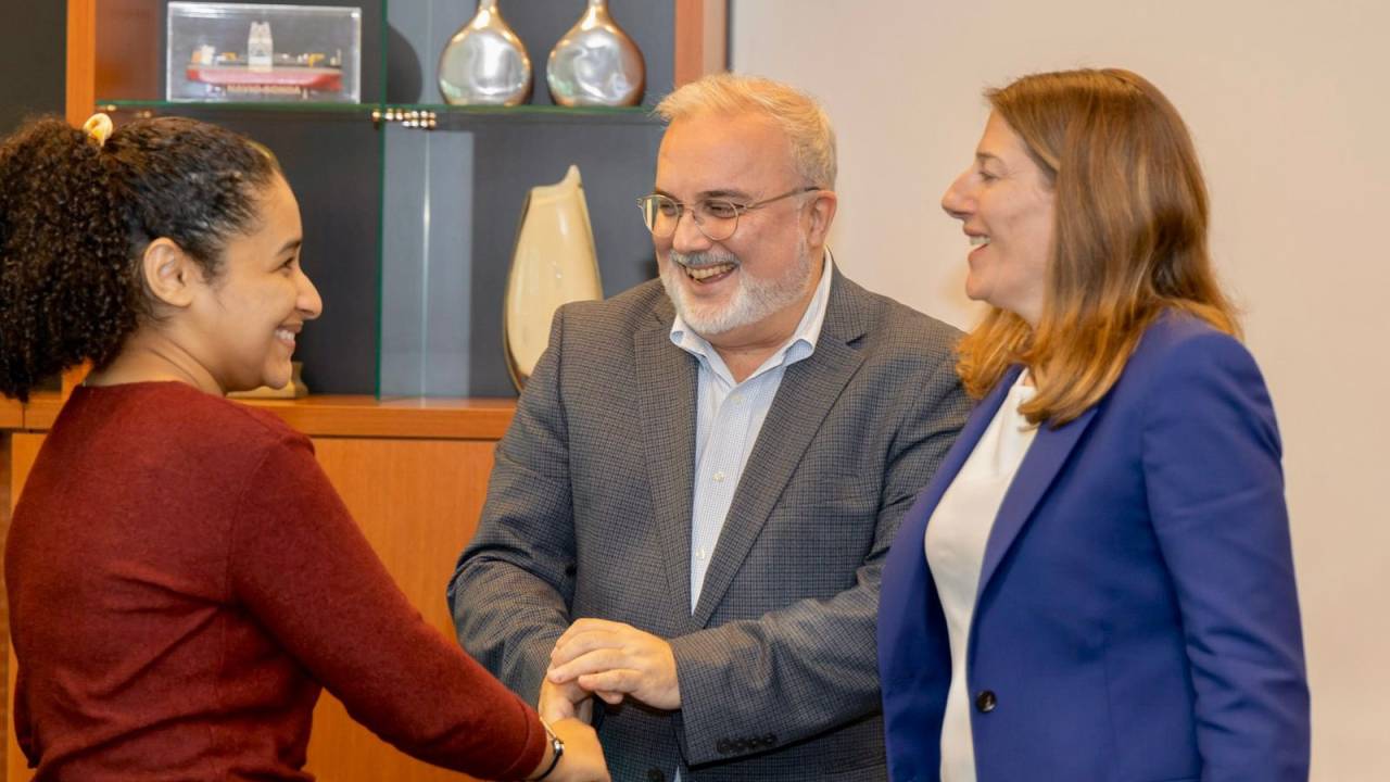 Vencedora da edição anterior, Laila Paiva (à esq.), com o presidente da Petrobrás, Jean Paul Prates (ao centro), e a embaixadora britânica, Stephanie Al-Qaq (à dir.). 28/03/2023