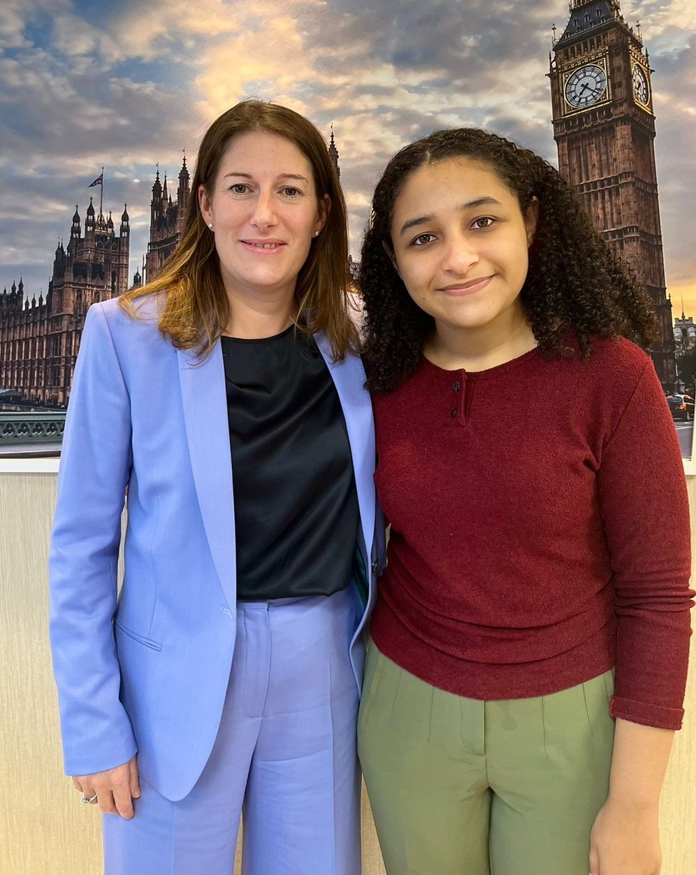 Fsirkw-XgAAR1xy Laila Paiva com a embaixadora britânica, Stephanie Al-Qaq.