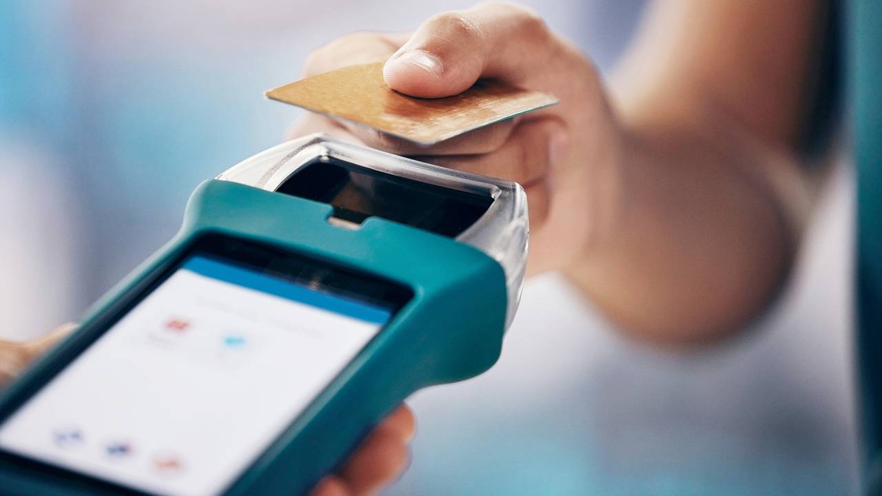 VAI PARCELAR? - Ato de compra: mesmo com taxas de juro altas, o cartão de crédito
é o principal motor do consumo