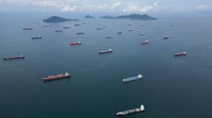 No Oceano Pacífico, navios esperam para cruzar o Canal do Panamá. As autoridades panamenhas anunciaram restrições ao transporte marítimo devido a seca que afeta as principais fontes de água do canal
