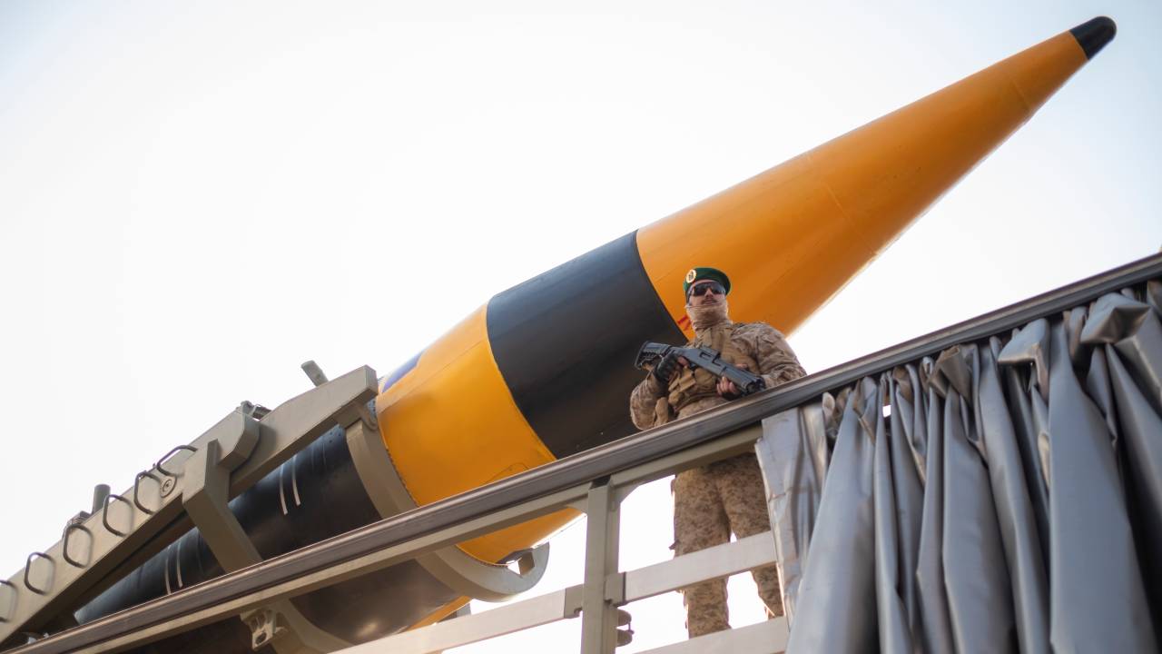 Militar da Guarda Revolucionária iraniana próximo a um míssil iraniano em Teerã, Irã, em 24 de novembro de 2023
