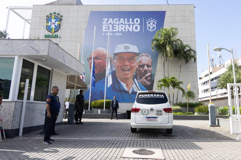 Familiares e fãs prestam homenagens a Zagallo em velório na CBF