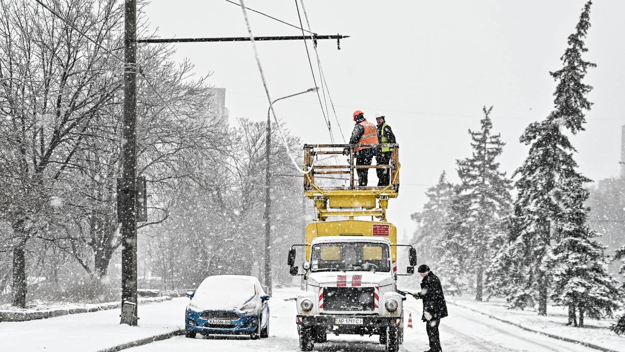 Eletricistas consertam cabos de distribuição que foram partidos durante ataque com mísseis russos em Zaporizhzhia, na Ucrânia. 08/01/2024
