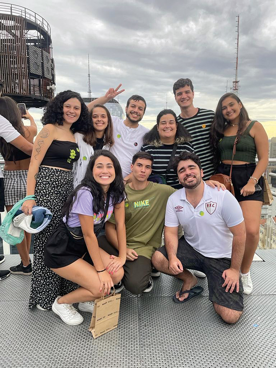 2a foto: Amanda Alves, 22 anos NA ESTRADA - Amanda e sua turma: em vez de festa, viagem