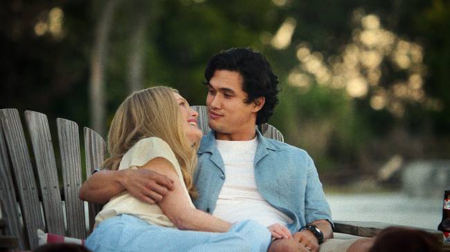 SEGREDOS-DE-UM-ESCANDALO-a.JPG RELAÇÃO PECULIAR - Julianne Moore e Charles Melton como esposa e marido: união rumorosa de professora e aluno