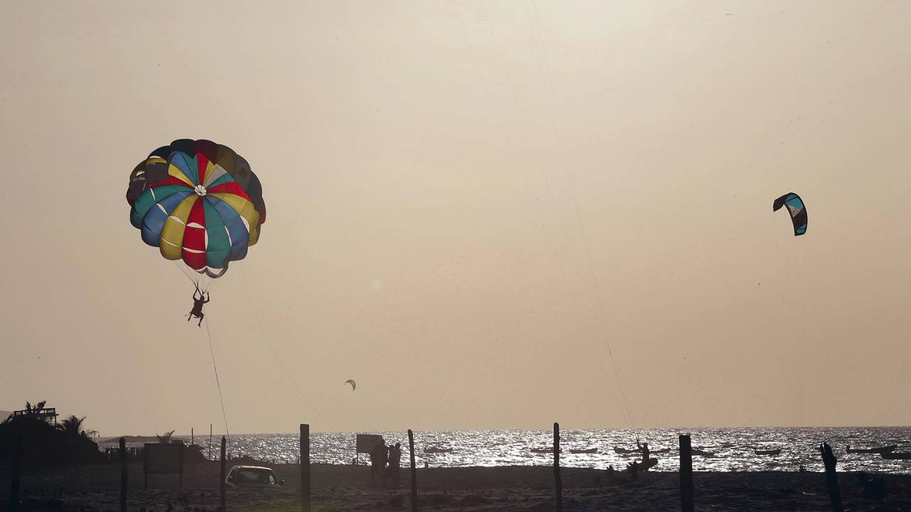 NATUREZA - Brisas fortes levantam os kites no horizonte: durante seis meses as
rajadas não param de soprar