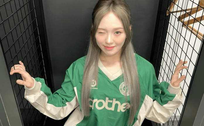 Cantora de k-pop viraliza ao usar camisa do Guarani