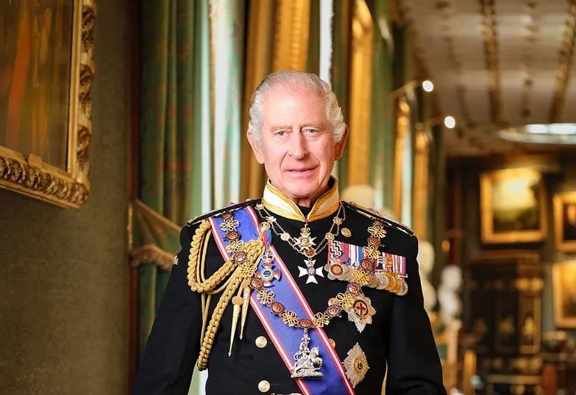 Em tratamento contra câncer, rei Charles grava mensagem de Natal em capela de antigo hospital