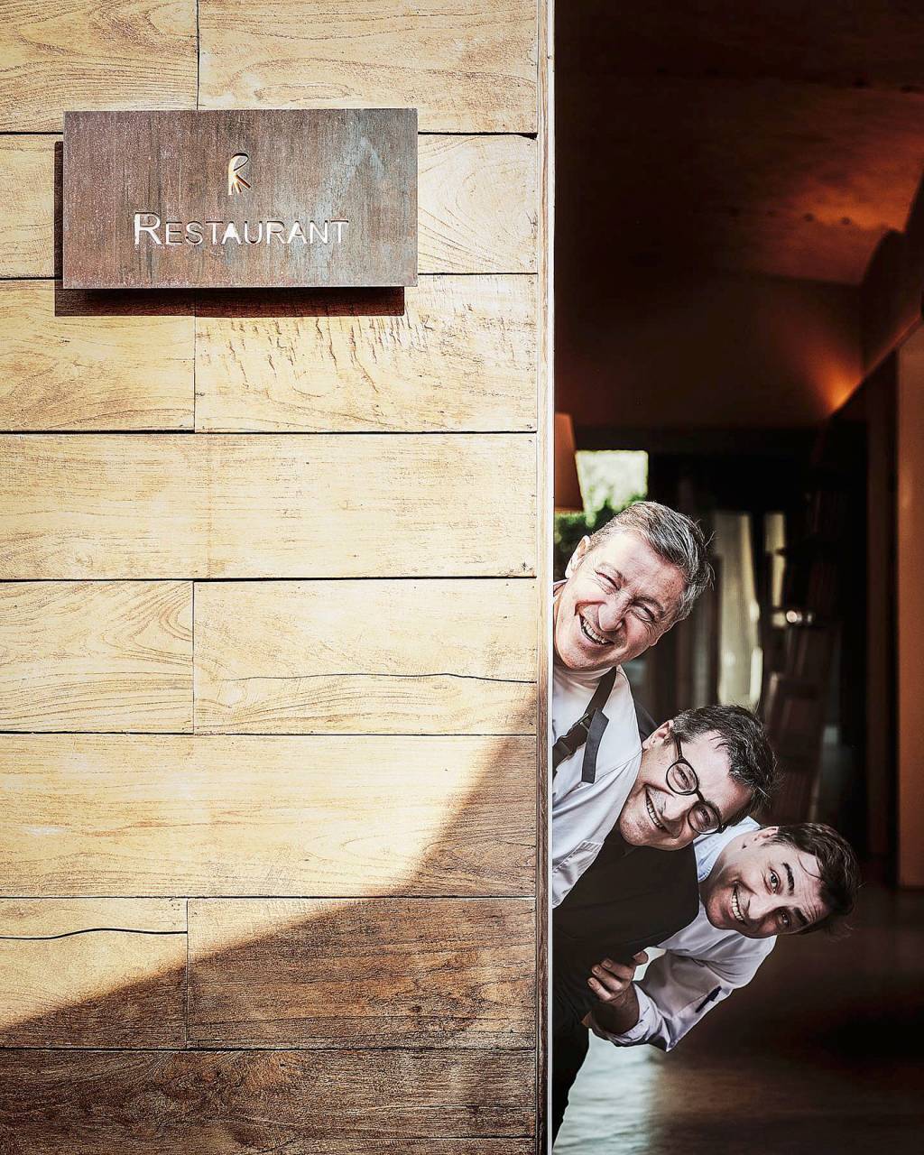 (apoio 2) CHEFS – IRMAOS ROCA a_1.jpg …E OS IRMÃOS DE TALENTO - Os irmãos Roca — o chef Joan, o sommelier Josep e o confeiteiro Jordi — são responsáveis por uma nova era da gastronomia espanhola. Na década de 2010, ofereciam uma cozinha a um só tempo inovadora e afetiva