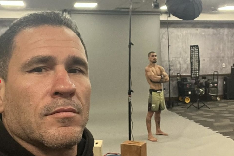 O lutador de MMA Diego Braga Alves (em primeiro plano) e seu filho, também lutador, Gabriel Braga (ao fundo)