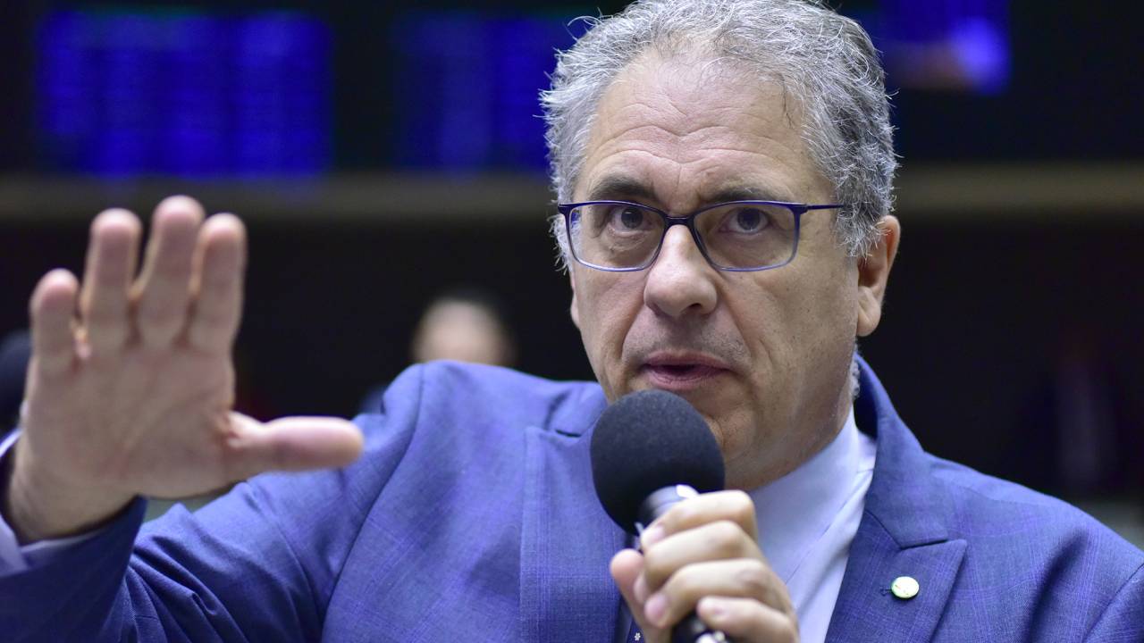 O deputado federal Carlos Zarattini (PT-SP), no plenário da Câmara, em dezembro de 2023