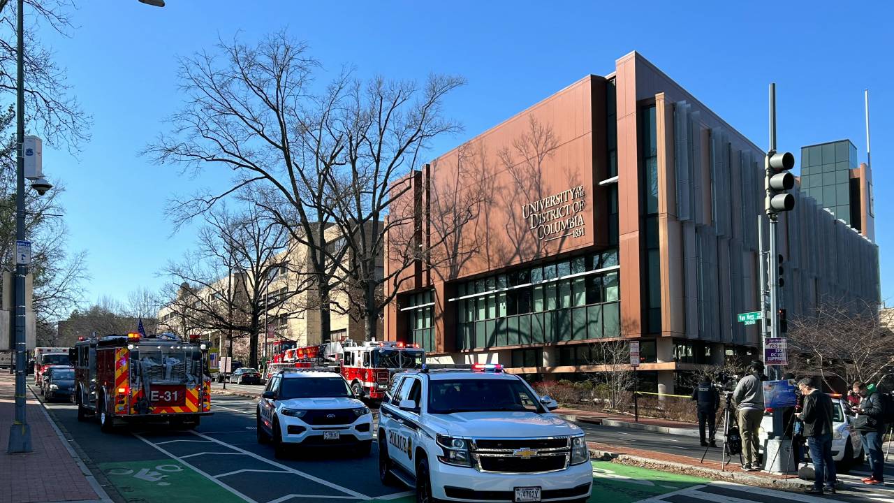 Veículos do Serviço Secreto dos EUA bloqueiam o acesso a uma rua que leva à Embaixada de Israel em Washington, DC. 25/02/2024