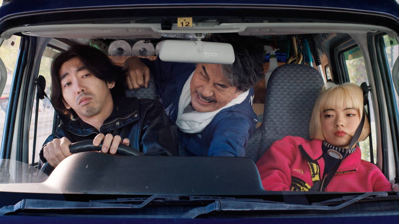 ROTINA INTERROMPIDA - Tokio Emoto, Koji Yakusho e Aoi Yamada: um homem solitário encontra paz em meio ao caos