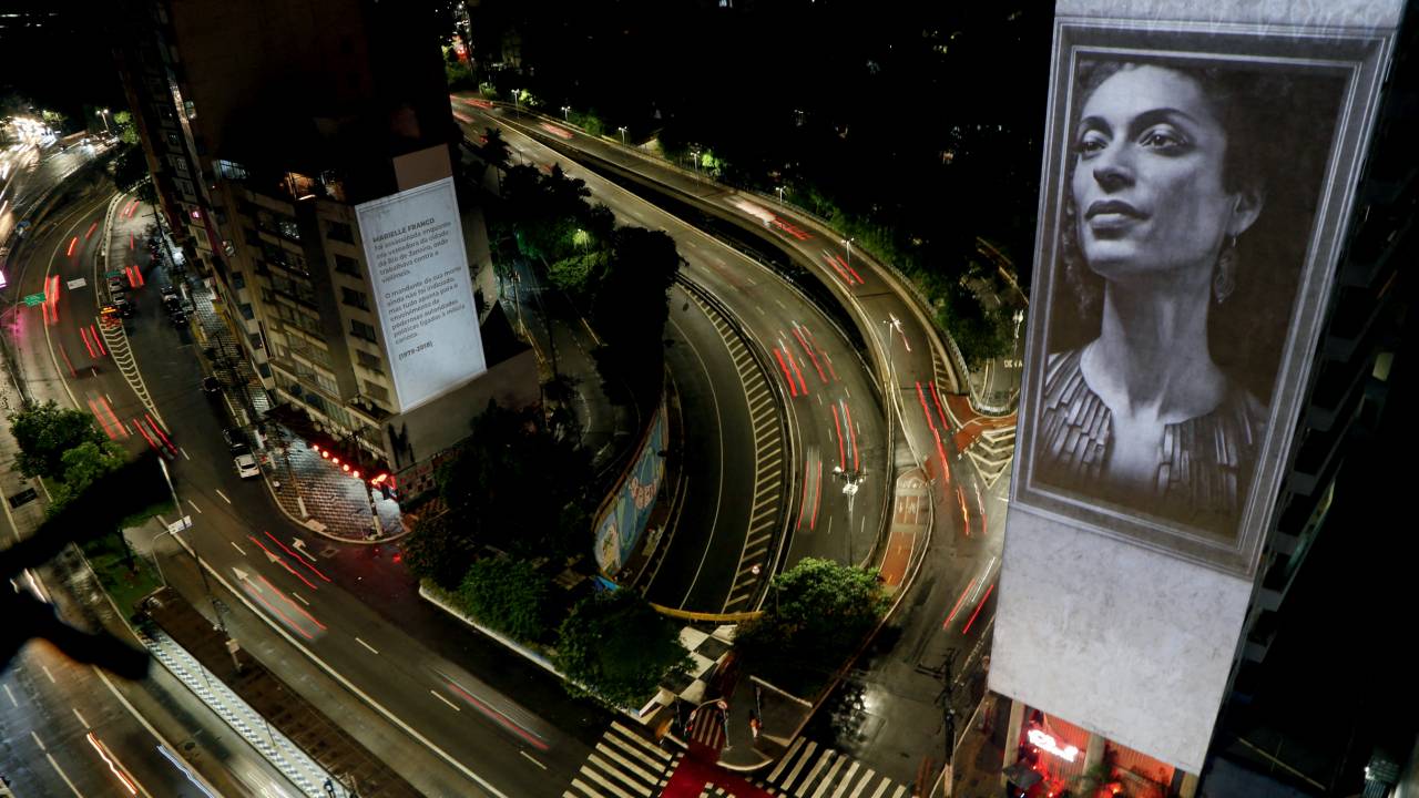 COMOÇÃO NACIONAL - Imagem da ativista de direitos humanos projetada em São Paulo: a sociedade cobra a solução do caso