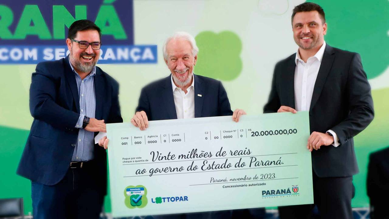 BOLADA - O vice-governador do Paraná, Darci Piana (no centro): recebimento de cheque referente às primeiras licenças