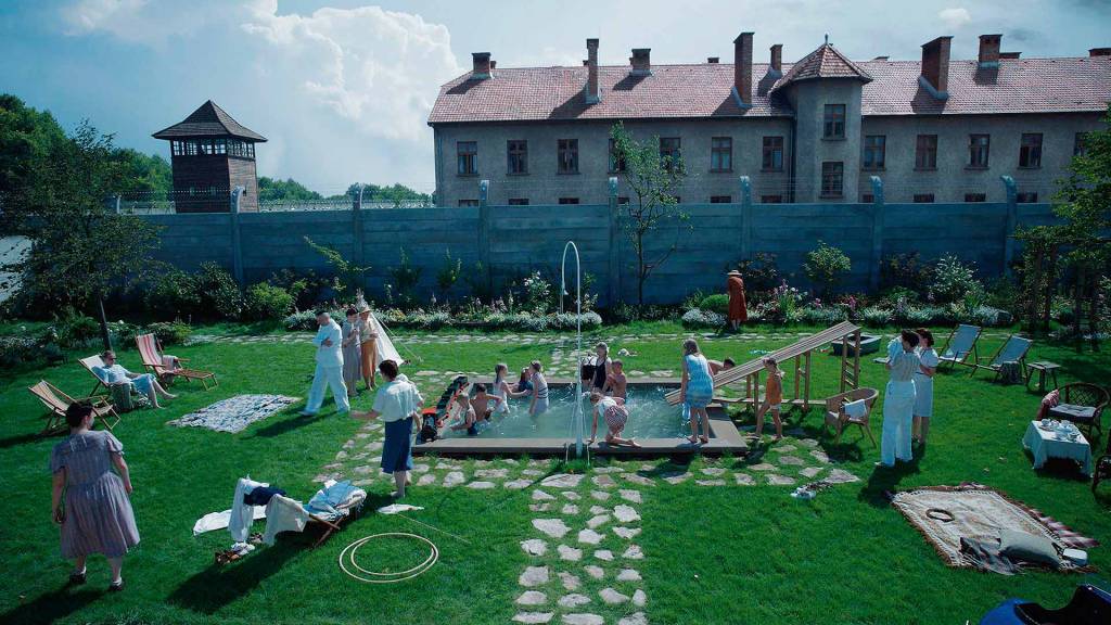 1—FILME—ZONA-DE-INTERESSE-e.jpg VIZINHOS - Quintal da casa da família Höss e Auschwitz do outro lado do muro: trama real