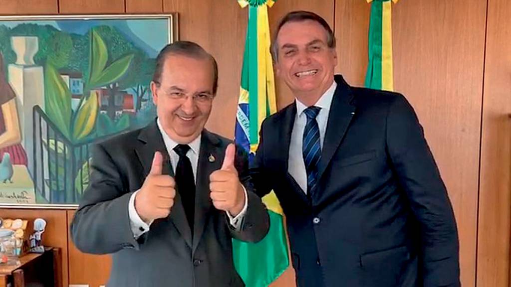 1D (2) e43694eb-6b77-411f-9c84-89460f476693.jpg EFEITO - Mello, com Bolsonaro: municípios de SC seguiram o mau exemplo