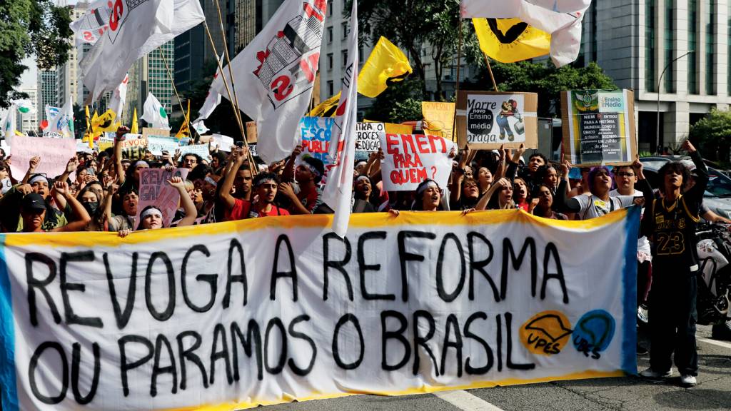 São Paulo (SP), 15/03/2023 – Estudantes secundaristas protestam pedindo a revogação do Novo Ensino Médio, na Avenida Paulista. Foto: Fernando Frazão/Agência Brasil BOTA ABAIXO - Manifestação contra a reforma do ensino médio: nada anda