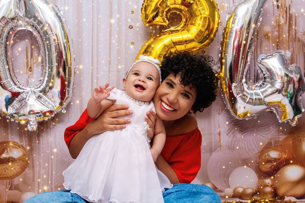 2—Luisa-Laranja.jpg SEM OPÇÃO - Luisa com Ana Lívia: falta de rede de apoio fez a mãe desistir do emprego