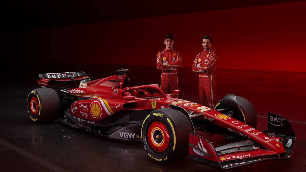 Os pilotos Charles Leclerc e Carlos Sainz com a nova Ferrari SF-24 -