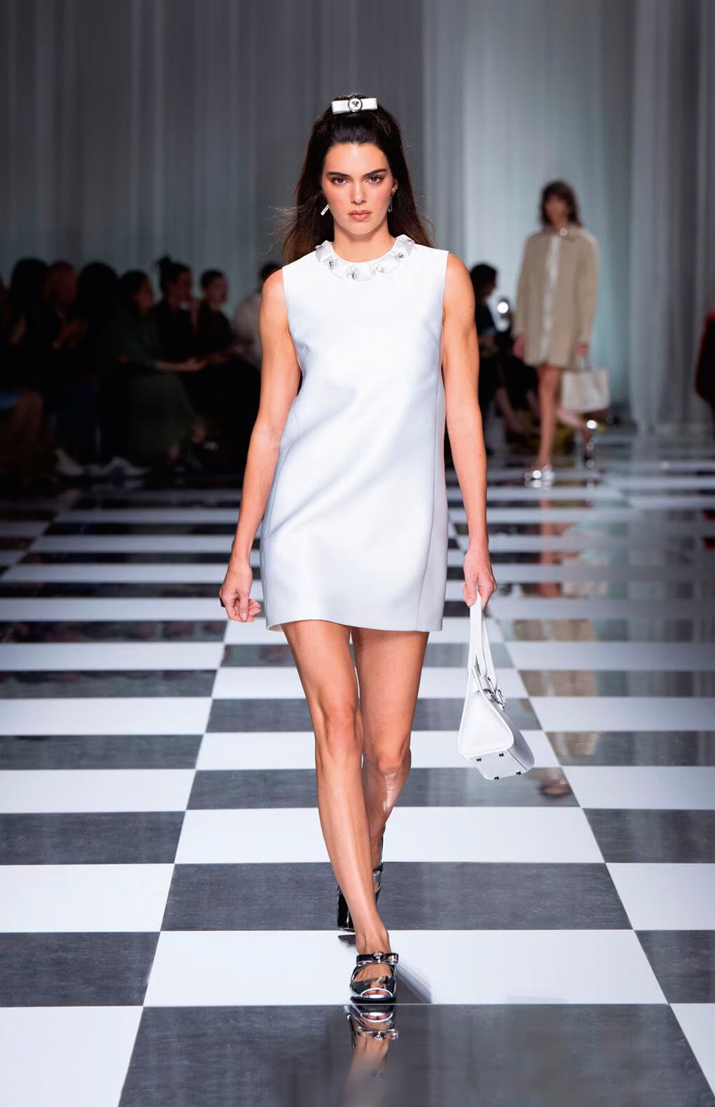 2D-(3)-(menor)—fashionshow-ss24-22092023-front-look01.jpg PASSARELAS - Renascença: a modelo Kendall Jenner de minivestido para a Versace