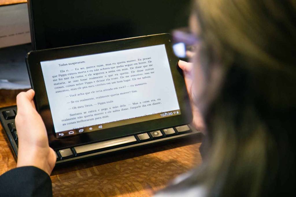 930622_fotoarena.jpg OLHAR VICIADO - Leitura em tela eletrônica: experiência é menos estimulante