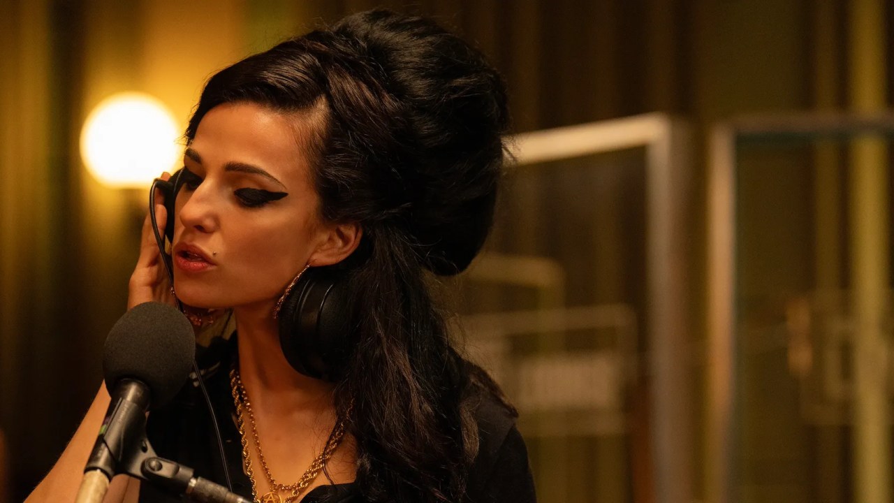 Cena da cinebiografia Back To Black, de Amy Winehouse
