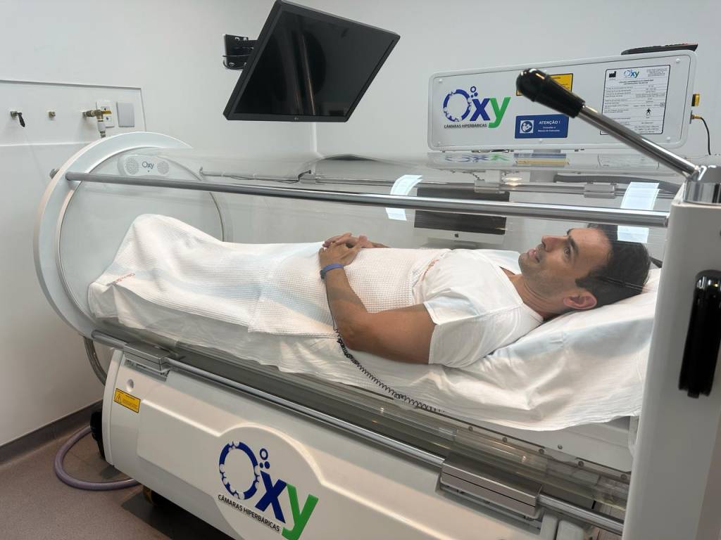 Oxigenação hiperbárica acelera recuperação de lesões no joelho, diz estudo
