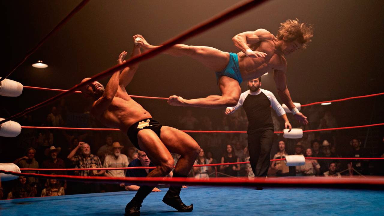 FORÇA E SENSIBILIDADE - Kevin (Zac Efron) golpeando um adversário: único sobrevivente de uma maldição em família
