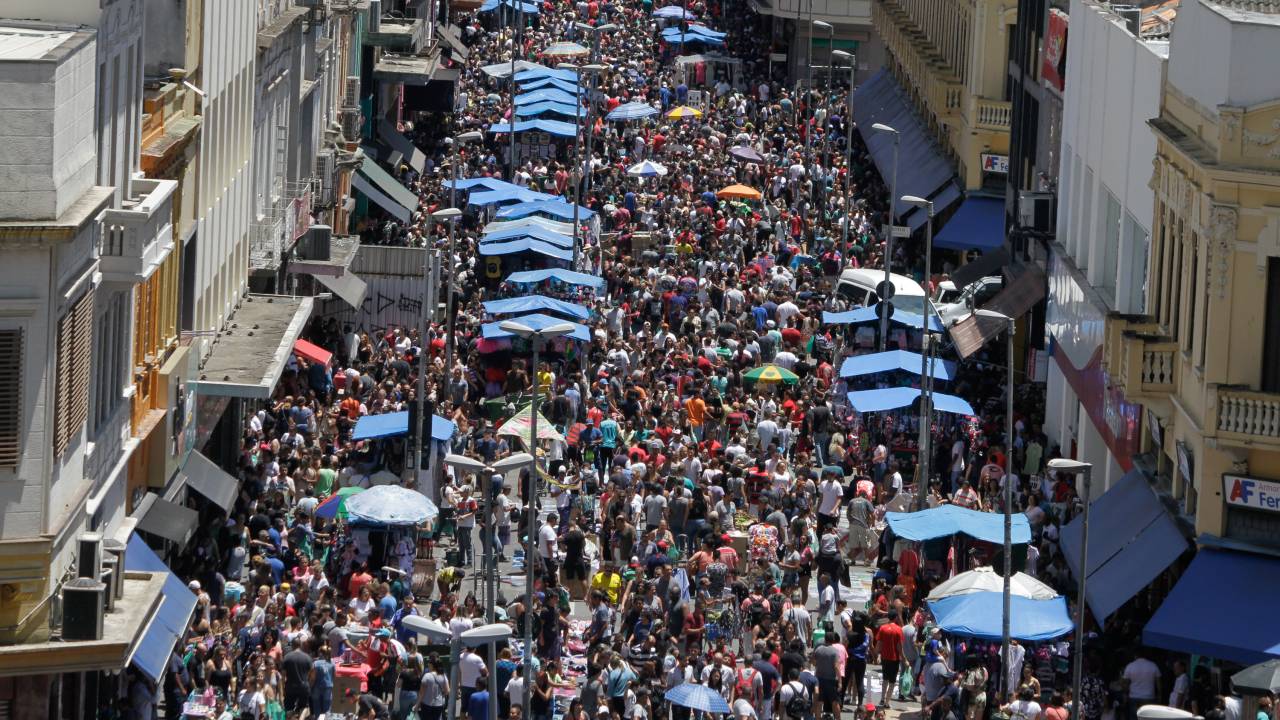 Thousands of people shop for Christmas on 25 de Março Street, in Sao Paulo, Brazil, on December 7, 2019. (Photo by Fabio Vieira/FotoRua/NurPhoto via Getty Images)