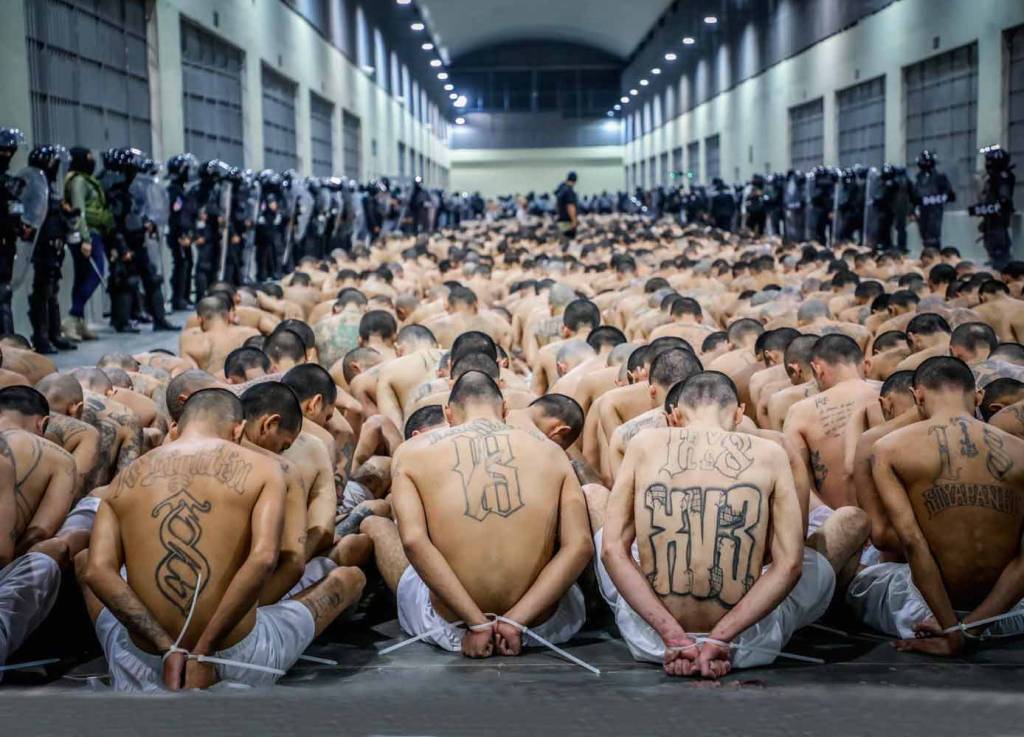 GettyImages-1248375656.jpg PROPAGANDA - Prisioneiros exibidos em fotos e vídeos: a detenção maciça e sumária virou padrão