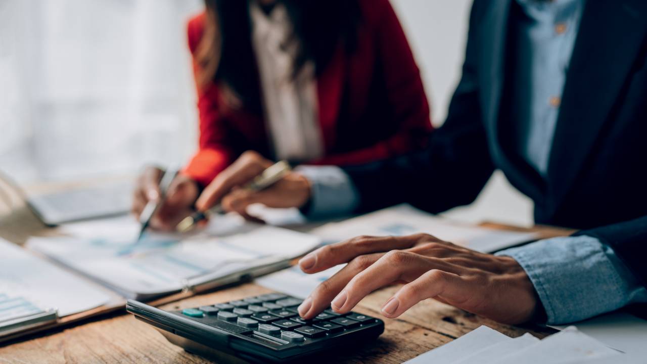 CONTA PESADA - Na ponta do lápis: um terço de todas as empresas existentes no Brasil possui boletos atrasados