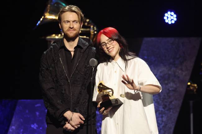 66th GRAMMY Awards – Premiere Ceremony A cantora Billie Eilish ao lado do irmão Finneas recebe o Grammy de 2024 pela canção 'What Was I Made For', trilha sonora do filme Barbie