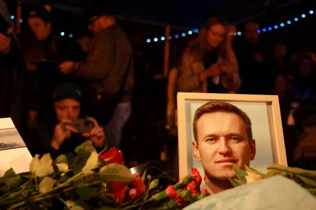 Vigil For Alexiei Navalny Held In Front Of The Russian Consulate General In Munich Vigília por Alexei Navalny