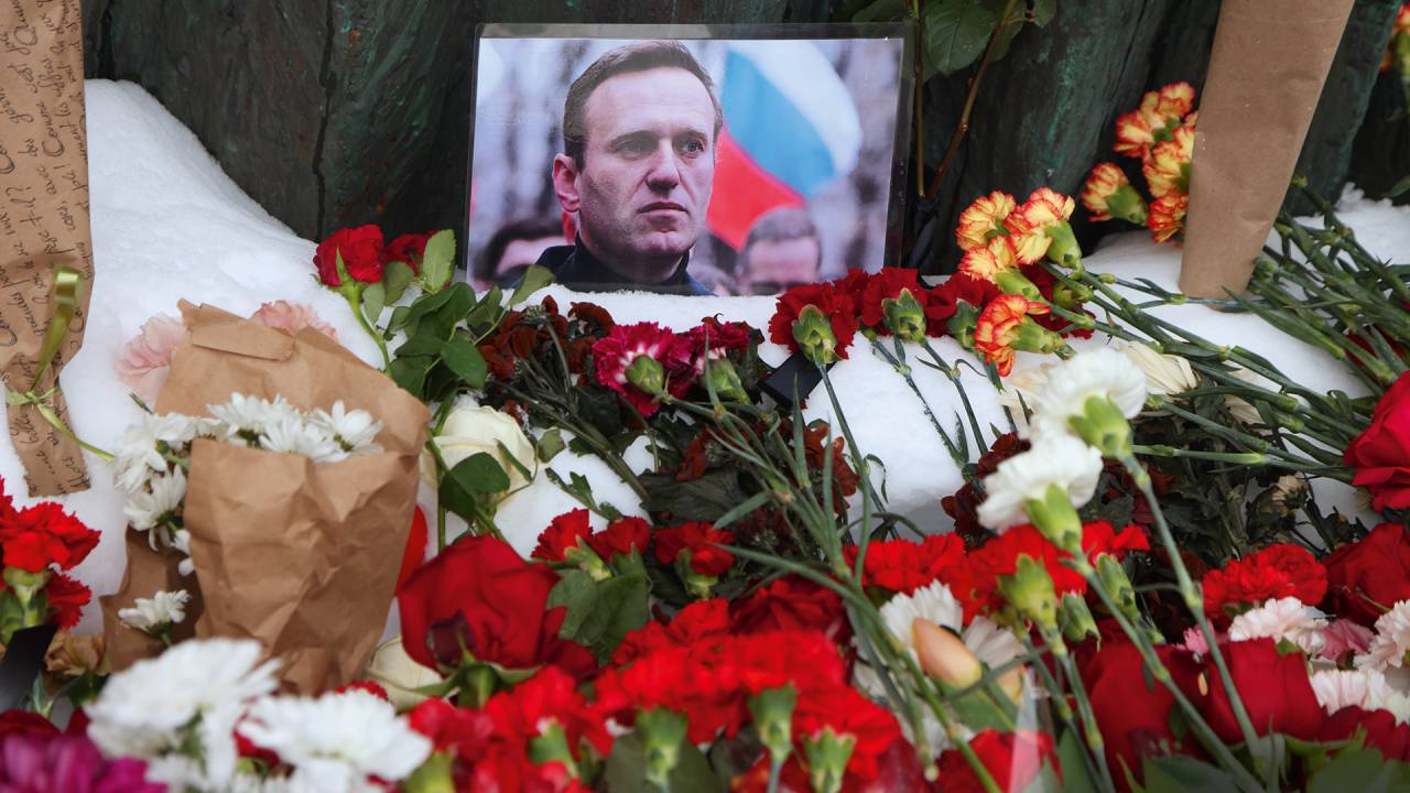 HOMENAGEM - Flores para Navalny: centenas dos que se arriscaram foram presos