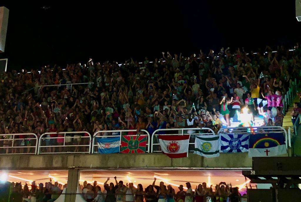 Mocidade inova e coloca Carmen Miranda no meio das arquibancadas