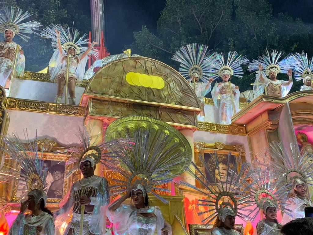 Mangueira: Evelyn Bastos homenageia Alcione em desfile de fortes emoções