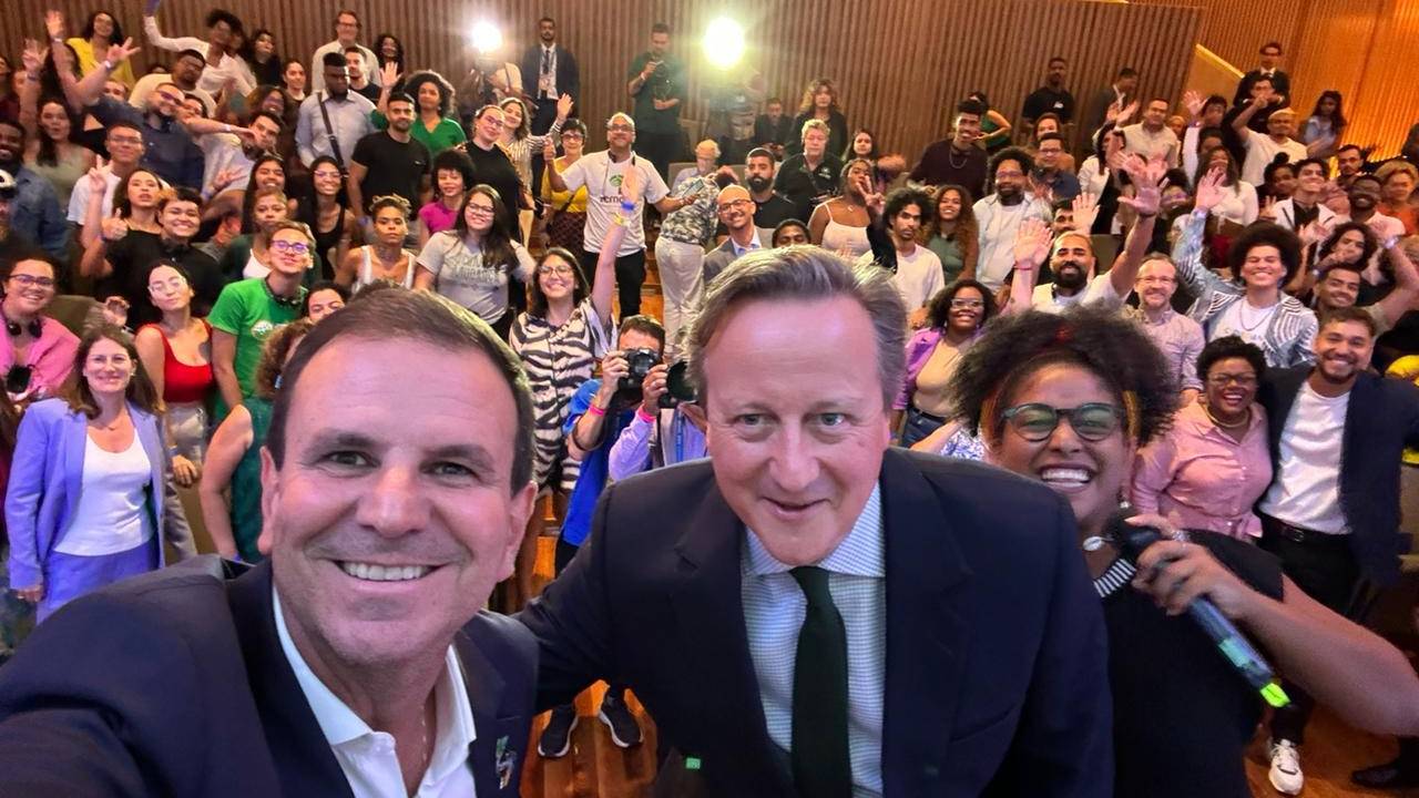O prefeito do Rio de Janeiro, Eduardo Paes (à esq.), com o ministro das Relações Exteriores do Reino Unido, David Cameron, em evento no Museu do Amanhã, no Rio de Janeiro. 22/02/2024