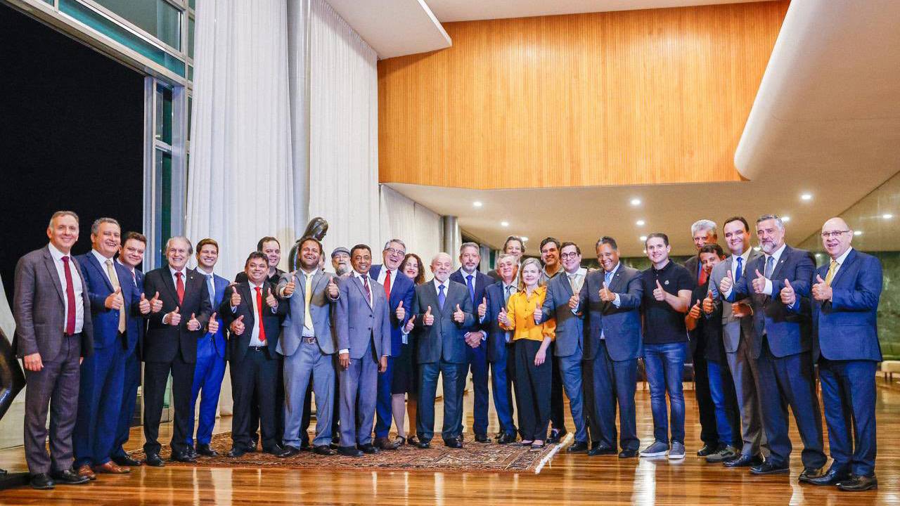 Lula recebeu ministros, líderes da Câmara e presidentes de partidos em reunião "descontraída" no Palácio da Alvorada